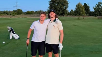 Moritz Seider und Tim Stuetzle gehen mit Fussballer golfen
