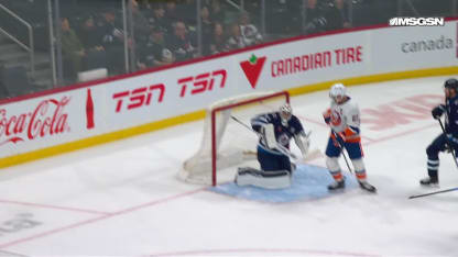 NYI@WPG: Schaefer scores goal against Connor Hellebuyck