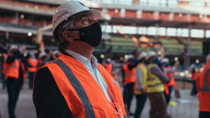 Topping-Gallery-person-looking