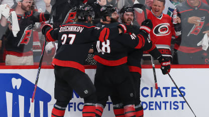 Hurricanes mají mečbol díky svým oporám