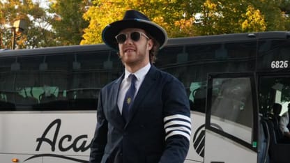 Pastrňák upoutal fanoušky dalším oblekem