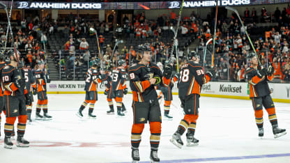 Anaheim Ducks kämpar vidare kan få förstärkning av Leo Carlsson