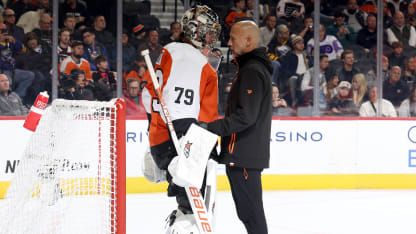 Hart leaves Flyers game with mid-body injury