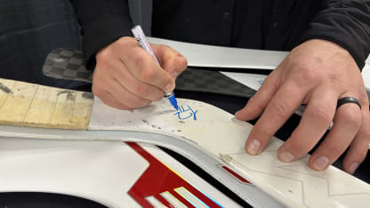 Carey Price signe un bâton de gardien au cours d’une séance d’autographes le 11 novembre 2023 à l’Exposition de cartes sportives de Toronto.
