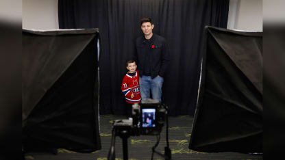 Michael Corsetti, âgé de 7 ans, se fait photographier avec Carey Price au cours de son participation à l’Exposition de cartes sportives de Toronto le 11 novembre 2023.