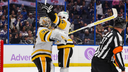 Torhueter Tristan Jarry erzielt einen Treffer fuer die Pittsburgh Penguins