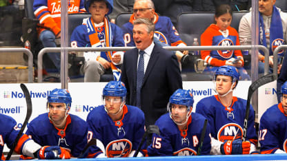 New York Islanders siegen mit Trainer Patrick Roy gegen die Dallas Stars 