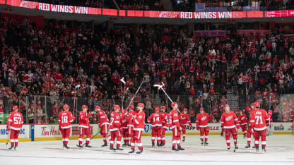 DET players saluting crowd