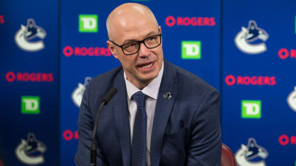 Vancouver Canucks general manager Patrik Allvin skriver på nytt kontrakt