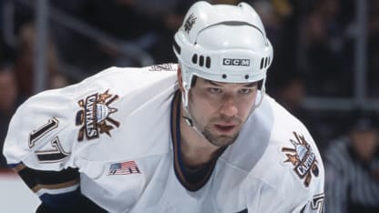 NHL se pronunció sobre fallecimiento de Chris Simon