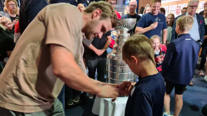 Barkov signing kids shirt Finalnd hockey museum