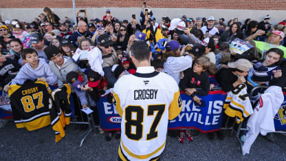 Fans wait for Sidney Crosby at Kraft Hockeyville