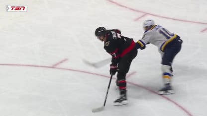 Tkachuk castiga en Power Play