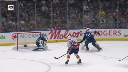 NYI@VAN: Lankinen with a great save against Brock Nelson