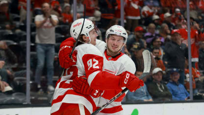 Große Freude bei Marco Kasper nach seinem Premierentor in der NHL