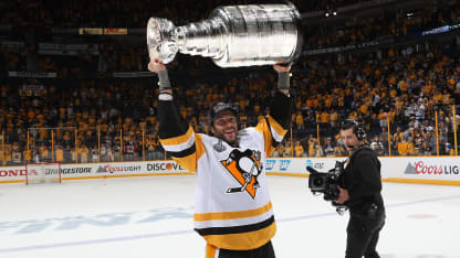 Matt Cullen PIT lifting Stanley Cup