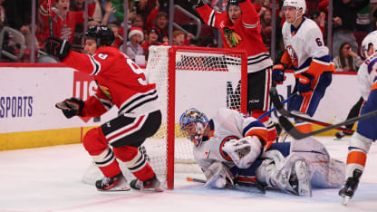 Blackhawks se aferran a la ventaja cuatro veces y derrotan a los Islanders