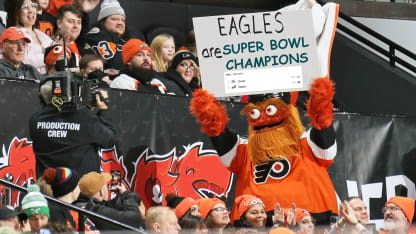 Les Flyers félicitent les Eagles, gagnants du Super Bowl