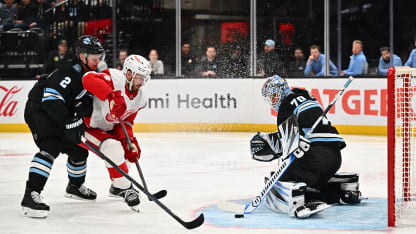 Motte cleans up in front