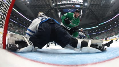 Hellebuyck vole Rantanen avec le patin