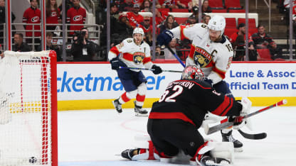 Barkov tippt im Powerplay ins Tor