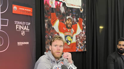 McDavid EDM Zeis col Tkachuk holding cup in background