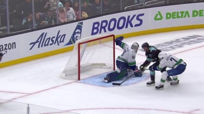 Tolopilo stops Wright