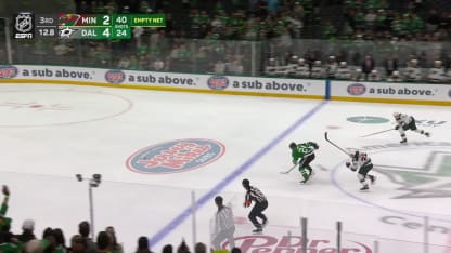 Hintz lyö kiekon tyhjiin