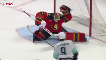 Ullmark visar upp sin plockhandske