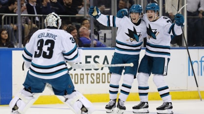 Celebrini pěti body řídil první výhru San Jose