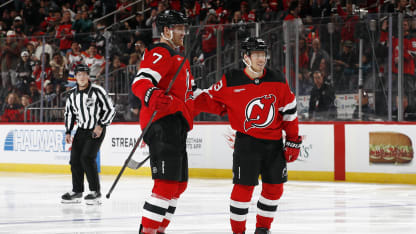 Hamilton osuu Hughesin syötöstä