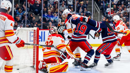 Toews vence a Wolf con golazo