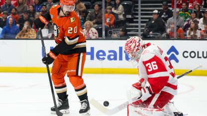 Leo Carlsson tuvo una gran noche ante John Gibson en triunfo de Ducks sobre Red Wings
