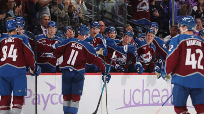 Nelson uittaa jalkojen välistä