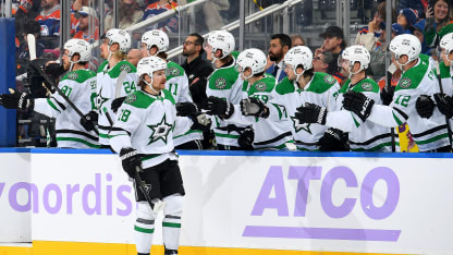 Steel siivoaa irtokarkin pussiin