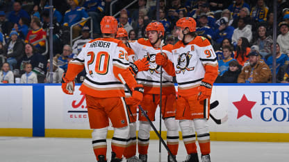 Carlsson styr in pucken