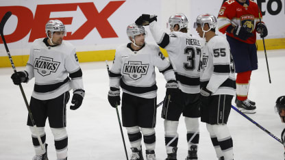 Kurioser Treffer: Fiala blockt den Puck ins Tor