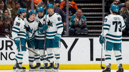 Celebrini trifft aus vollem Lauf