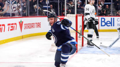 Toews cleans up the crease