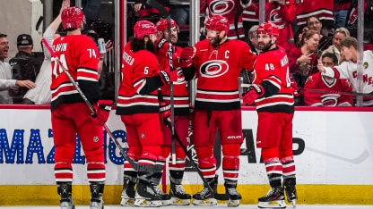 CHI@CAR: Staal scores goal against Spencer Knight