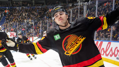 Karlsson stänker upp pucken högt