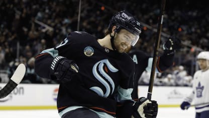 Wright backhands in a rebound