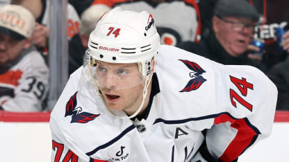 Defensa John Carlson pasa de Washington a Anaheim
