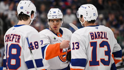 Schenn NYI talking to Schaefer and Barzal