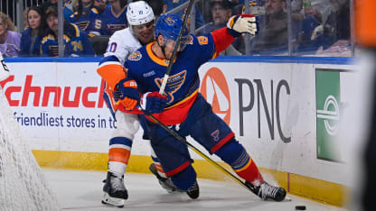 Schenn NYI playing defense against Holloway STL