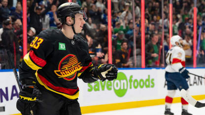 Rossi widens the gap