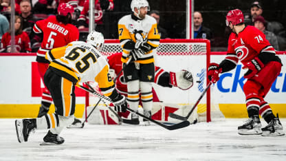 Karlsson nådde 50-poänggränsen när Penguins föll mot Hurricanes