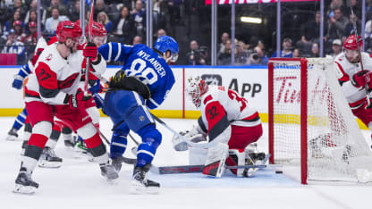 Nylander sort les mains pour créer l'égalité