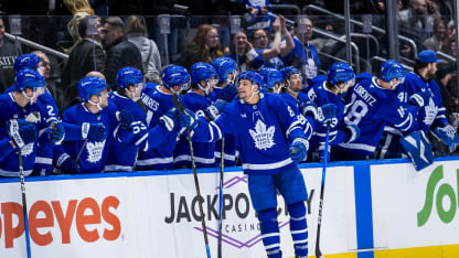 Joshua trouve la lucarne et triple l'avance