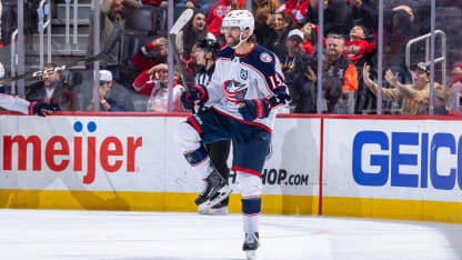 Fantilli empata el juego en el tercer período